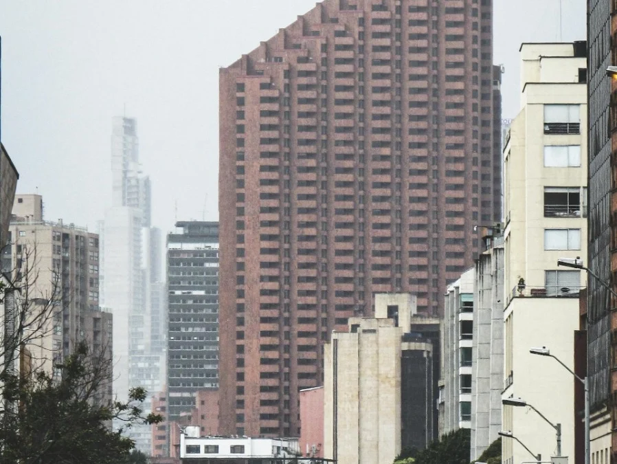 Impuestos que debes pagar al comprar o vender un inmueble en Colombia